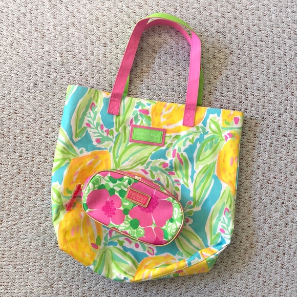 Lilly Pulitzer Handbags - Lilly Pulitzer Estée Lauder Tote and make up